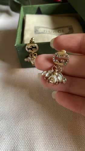 أقراط من قوتشي