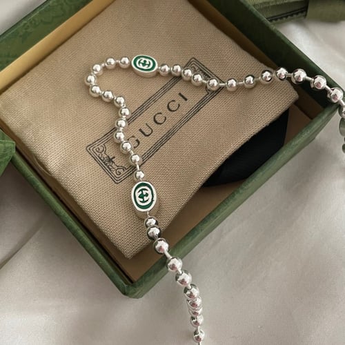 سلسال متوسط الطول من قوتشي