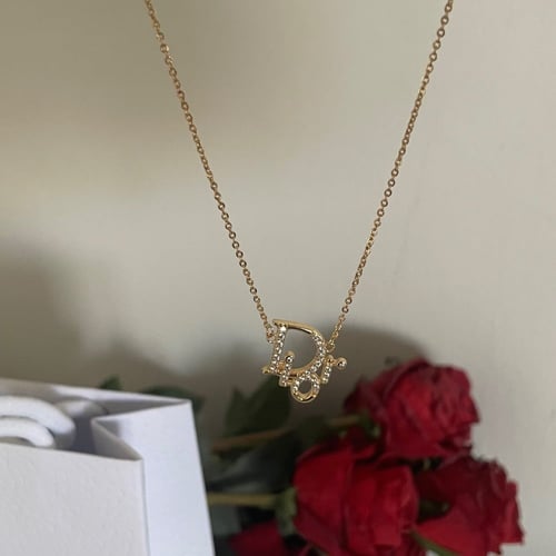 سلسال ذهبي من ديور