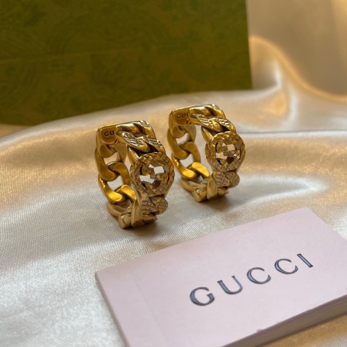 أقراط من قوتشي