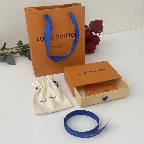 اسوارة فضيه من لويس فيتون