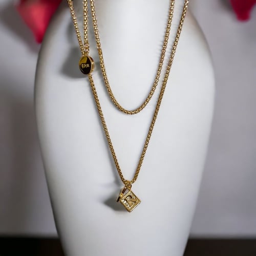 تعليقه ذهبيه من ديور