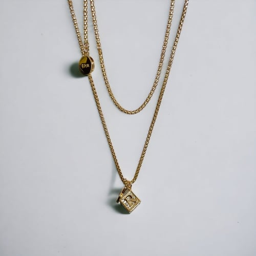 تعليقه ذهبيه من ديور