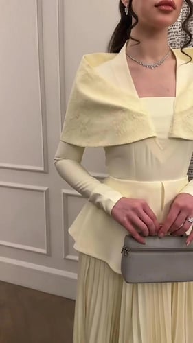 فستان سهرة أصفر بليسيه أنيق مع دانتيل ناعم وقصة خص...