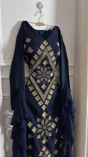 فستان سهرة أسود تطريز ذهبي بقصة أنيقة وأكمام جورجي...