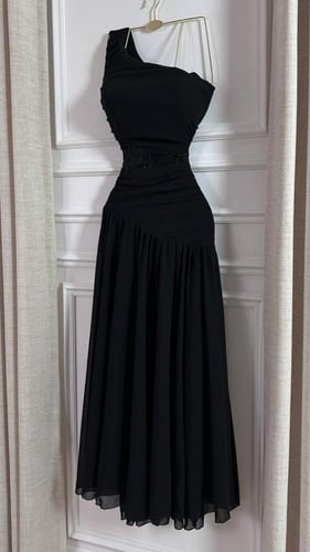 فستان أسود ميدي كتف واحد بشيفون جورجيت ولمسة دانتي...