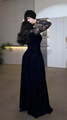 فستان سهرة مخمل كوري كحلي مع دانتيل بقصة أنيقة