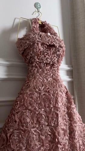 فستان وردي منفوش بتصميم ورود ثلاثية الأبعاد