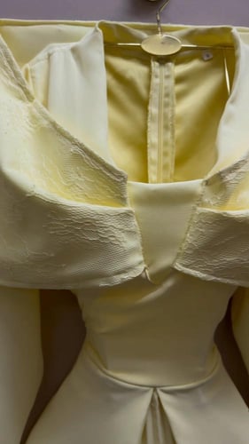 فستان سهرة أصفر بليسيه أنيق مع دانتيل ناعم وقصة خص...