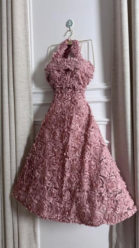 فستان وردي منفوش بتصميم ورود ثلاثية الأبعاد