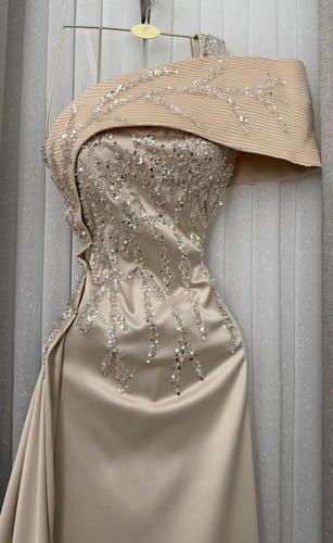 فستان سهرة ملكي أوف شولدر بتطريز راقي ولمسة فخامة