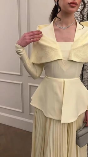 فستان سهرة أصفر بليسيه أنيق مع دانتيل ناعم وقصة خص...