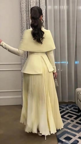 فستان سهرة أصفر بليسيه أنيق مع دانتيل ناعم وقصة خص...