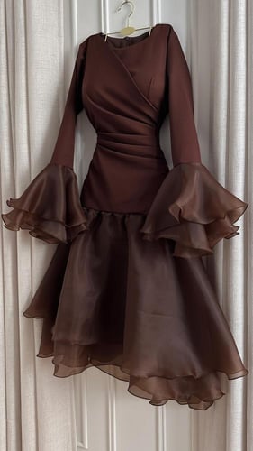 فستان بني ميدي بأكمام كلوش وأورجنزا طبقات