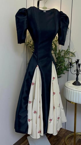 فستان أسود فاخر بلمسة ورد مطرز