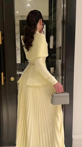 فستان سهرة أصفر بليسيه أنيق مع دانتيل ناعم وقصة خص...