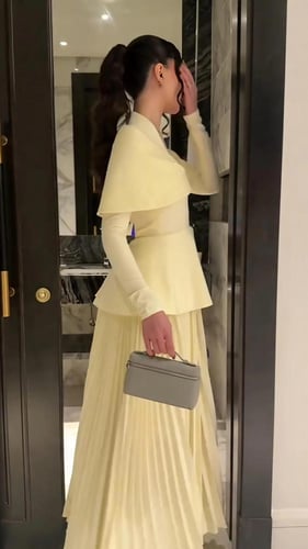 فستان سهرة أصفر بليسيه أنيق مع دانتيل ناعم وقصة خص...