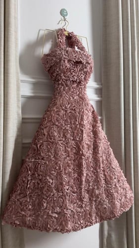 فستان وردي منفوش بتصميم ورود ثلاثية الأبعاد