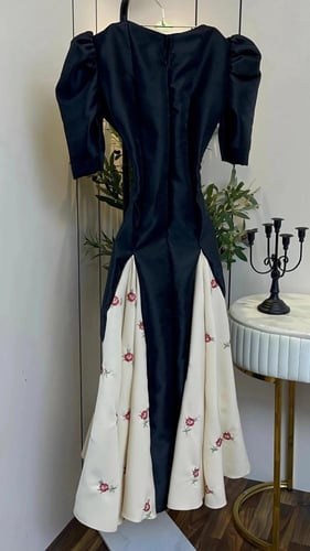 فستان أسود فاخر بلمسة ورد مطرز