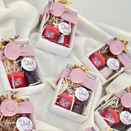 توزيعات مواليد بنات - توزيعات مناكير ومرطب 12 حبة