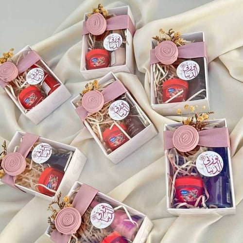 توزيعات مواليد بنات - توزيعات مناكير ومرطب 12 حبة