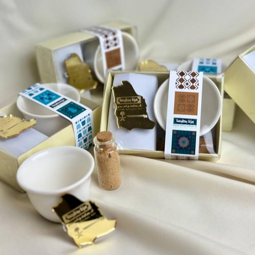 بوكس اليوم الوطني 95 – فنجان قهوة مع بن قهوة وبروش...