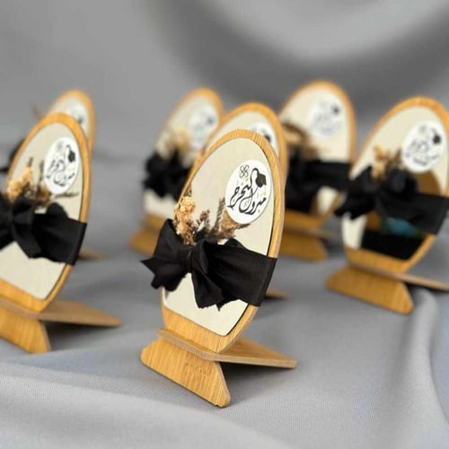 توزيعات تخرج مرايا استاند خشبي 12 حبة