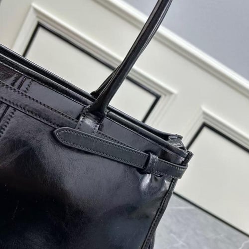 شنطه prada