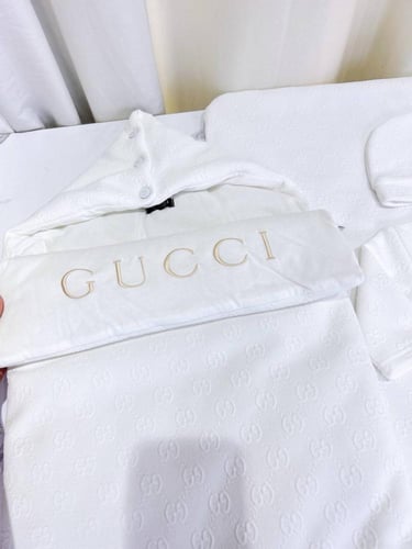 طقم مواليدgucci