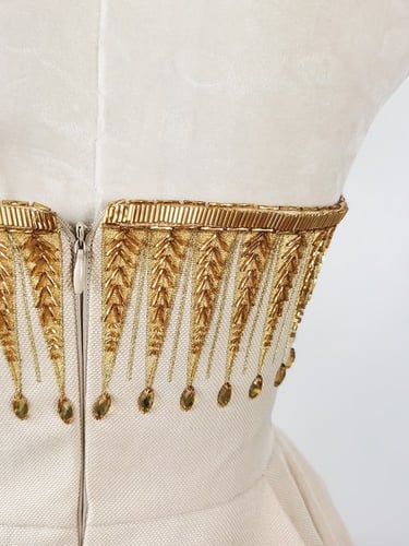 فستان بدون اكمام