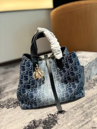 شنطة dior عالية الجودة متوفرة بمقاسين