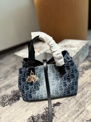 شنطة dior عالية الجودة متوفرة بمقاسين