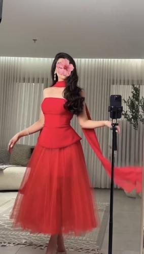 فستان سهرة ناعم من قماش التل والباربي بتصميم أنيق يخطف الأنظار