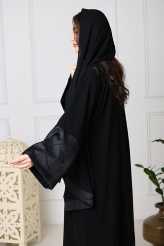 عباية كريب ملكي مع جاكار نص كلوش