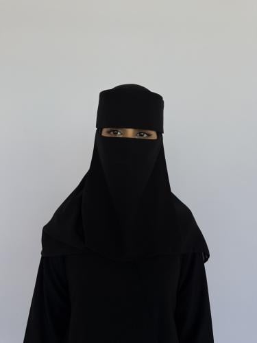 نقاب إسلامي قصير مايل اسود