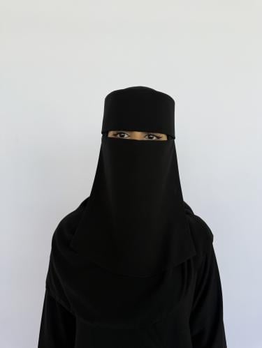 نقاب اسلامي أسود ملكي قصير مايل