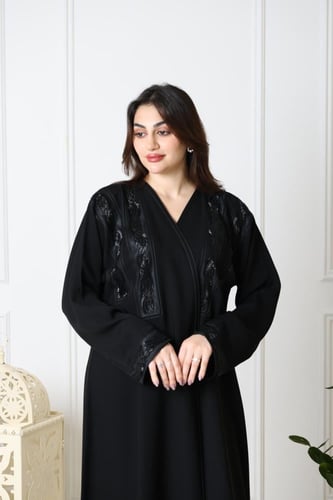 عبايه سوداء مزخرفه نص كلوش