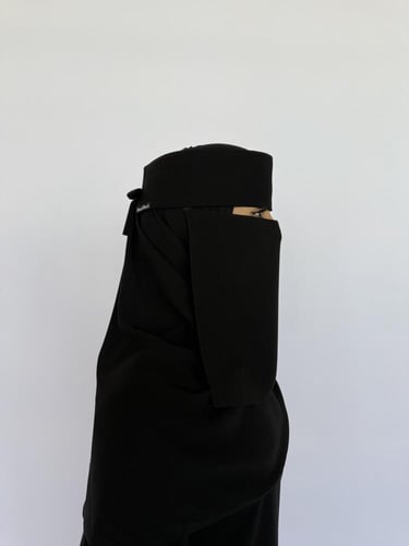 نقاب اسلامي أسود ملكي قصير مايل