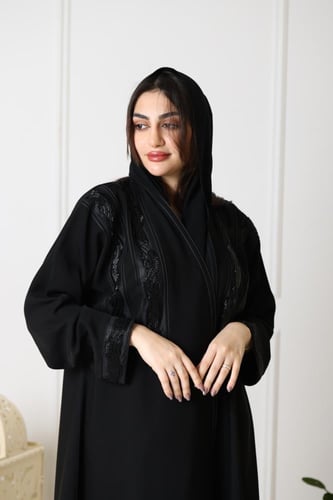 عبايه سوداء مزخرفه نص كلوش