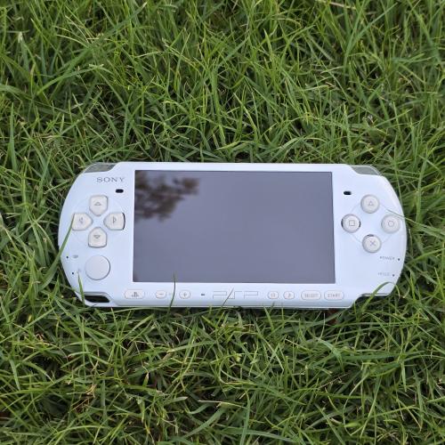 PSP 3000 - White