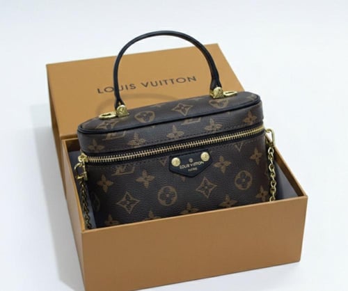 شنطة "LV" مربعه