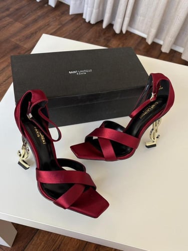 هيلز كعب ذهبي