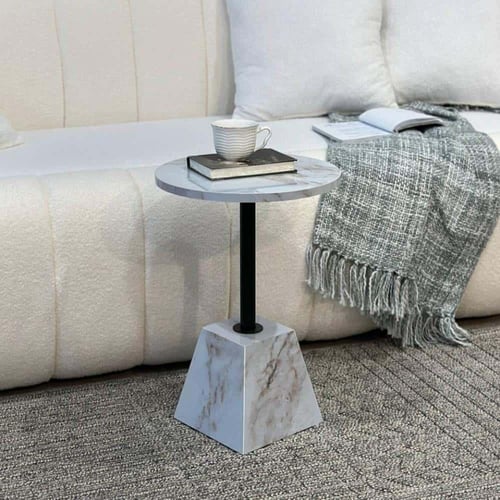 طاولة جانبية دائرية بسطح بديل رخام وقاعدة هرمية