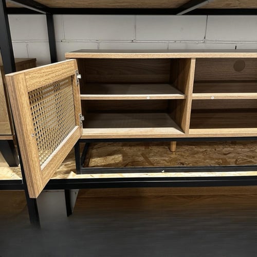 طاولة تلفزيون خشبية بأبواب خيزران وإطار معدني - مق...