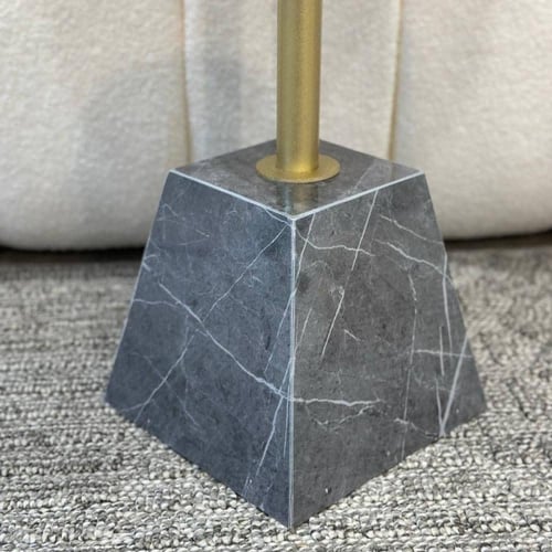 طاولة جانبية فاخرة بمظهر رخامي مع عمود ذهبي وقاعدة...