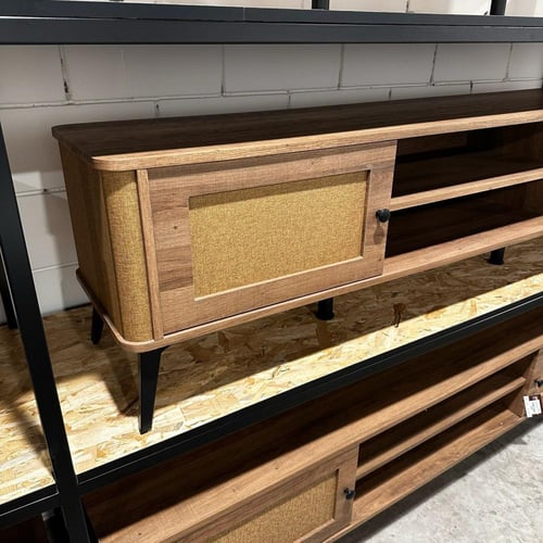 طاولة تلفزيون خشبية بتصميم عصري مع أرفف وأبواب جان...