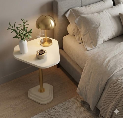 طاولة جانبية عصرية بسطح خشبي أوف وايت وعمود ذهبي
