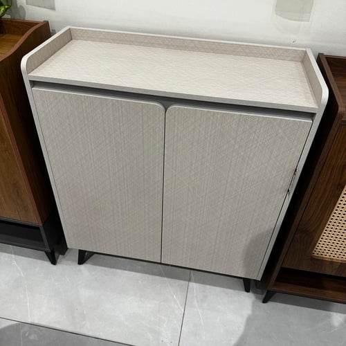 دولاب أحذية خشبي أنيق ببابين بلون أوف وايت