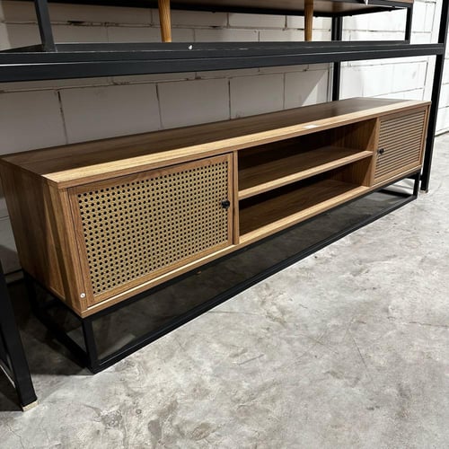 طاولة تلفزيون خشبية بأبواب رتان وقاعدة معدنية عصري...