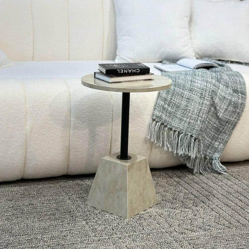 طاولة جانبية دائرية بسطح بديل رخام وقاعدة هرمية